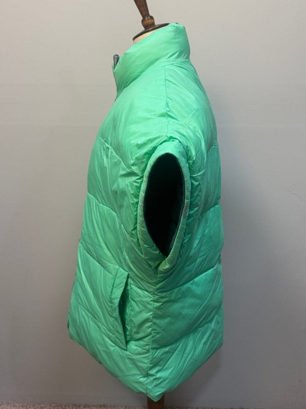 NWT UGG Sydnee reversible puffer vest women’s sz M, as is - Picture 6 of 15